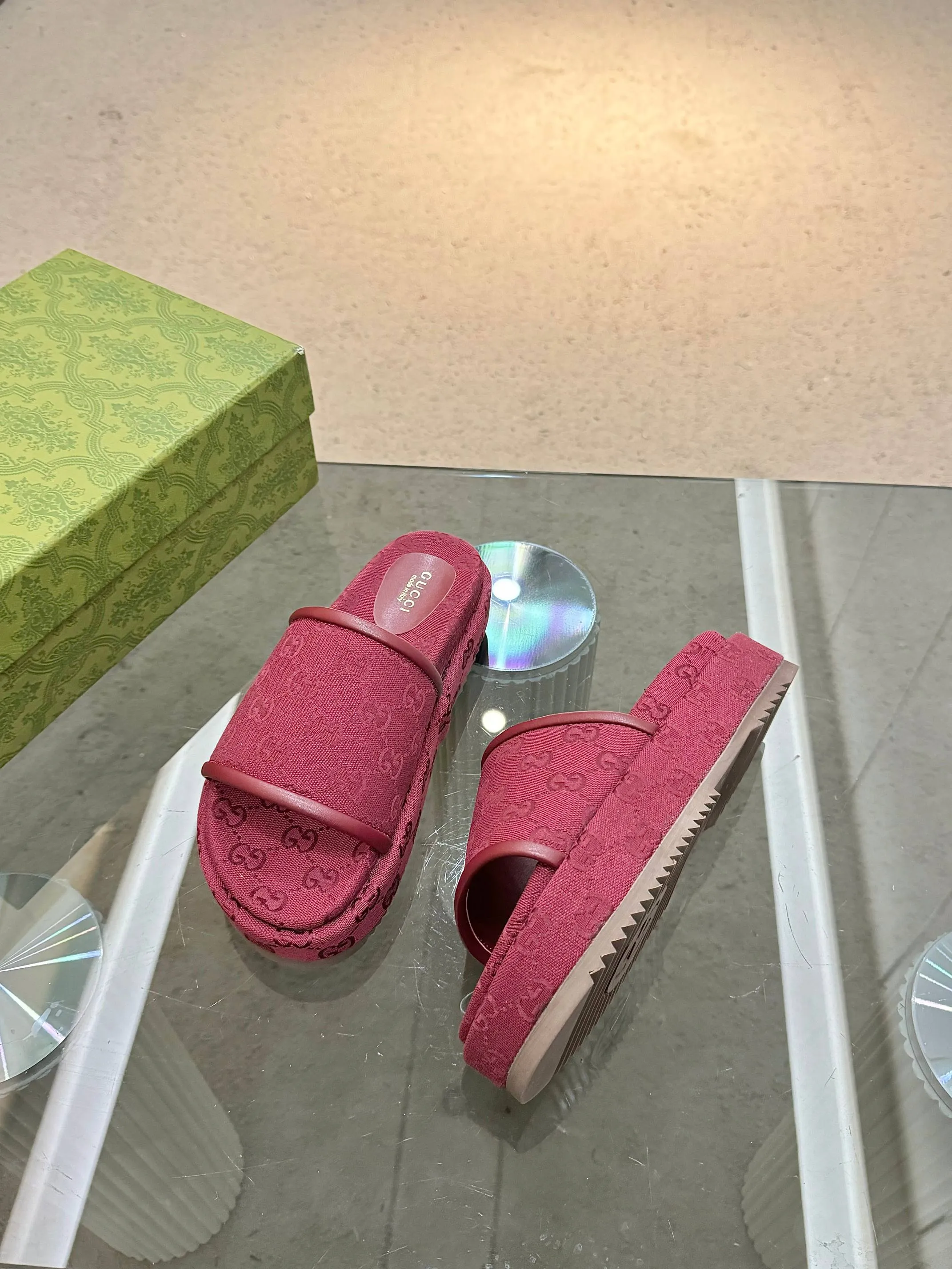👟👟Ex-factory price 400👟👟 Shipped all year round, Gucci's latest limited edition thick-soled slippers. Top quality for sale. Purchase genuine product for development. The material and workmanship are consistent with the original. Upper: original special printing process. Lining: dyed sheepskin. Outsole: Italian private model outsole. Size: 35-43M standard size. 41, 42, 43 are also customized and cannot be returned. Sole thickness: 5.5cm. Forefoot 4cm.